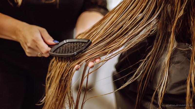 Was entwirrt die Haare am besten? Tipps für weniger Ziepen