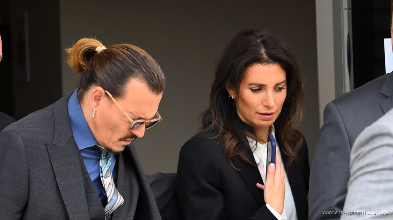Hat Johnny Depp was mit seiner Anwältin? Alle Fakten und Spekulationen!