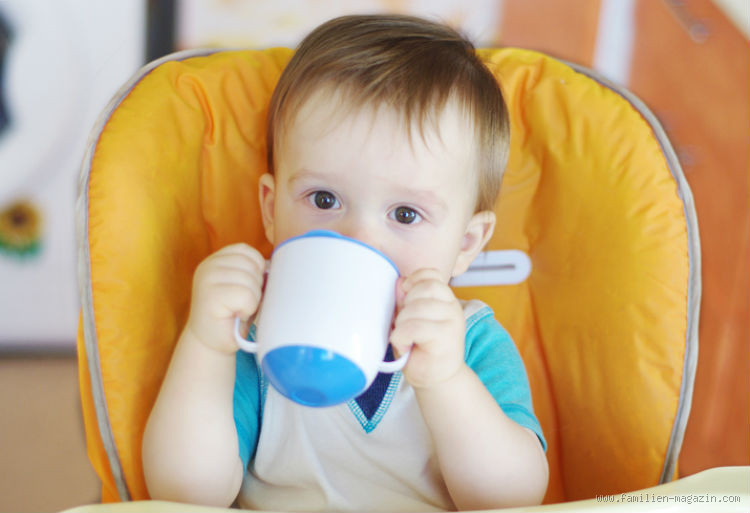 Wann Kind aus Becher trinken? Der richtige Moment zählt!