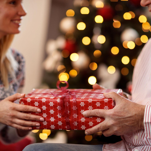 Perfekter Moment der Geschenkübergabe zu Weihnachten? Traditionen und moderne Varianten erkunden