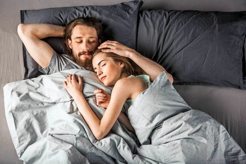 Wer schläft im Ehebett auf welcher Seite? Die überraschende Wahrheit