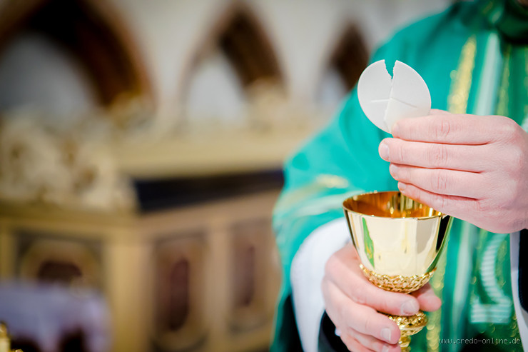 Wird die Hostie gesegnet? - Die Bedeutung der heiligen Wandlung in der katholischen Eucharistie