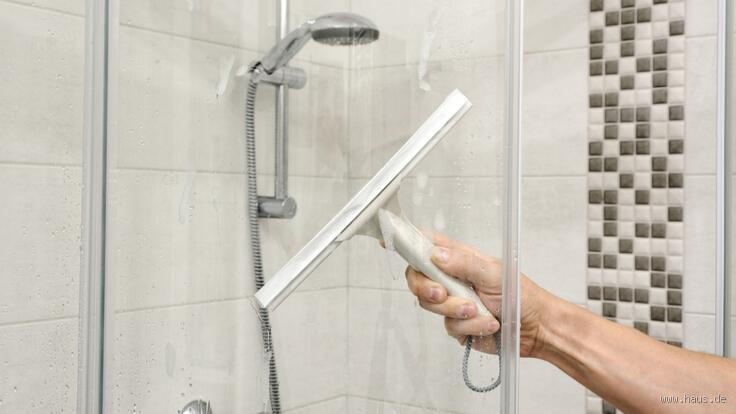 Wie bekomme ich Kalkflecken von der Glasdusche? Die besten Tipps und Tricks