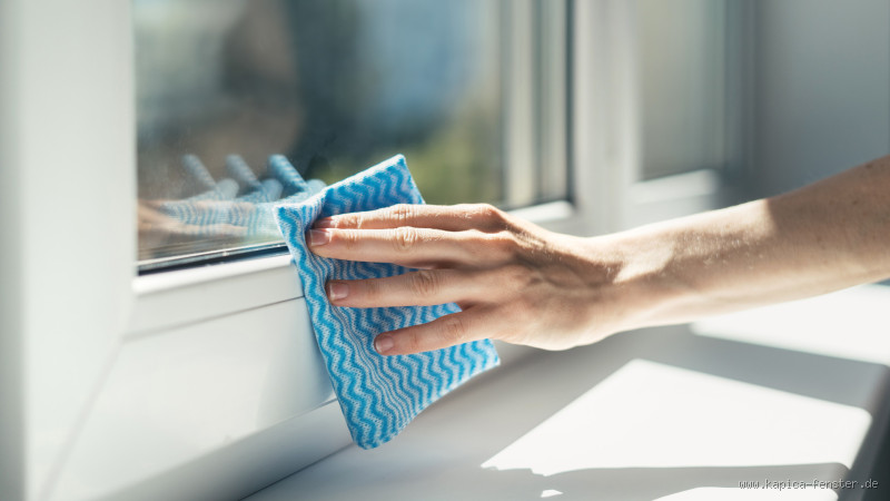 Wie bekomme ich weiße Kunststofffenster wieder sauber? (Die besten Tipps!)