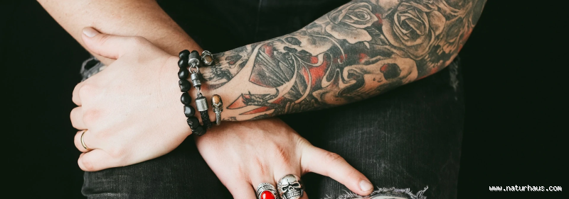 Wie bleibt ein Tattoo schwarz? Tipps für langanhaltende Farbintensität